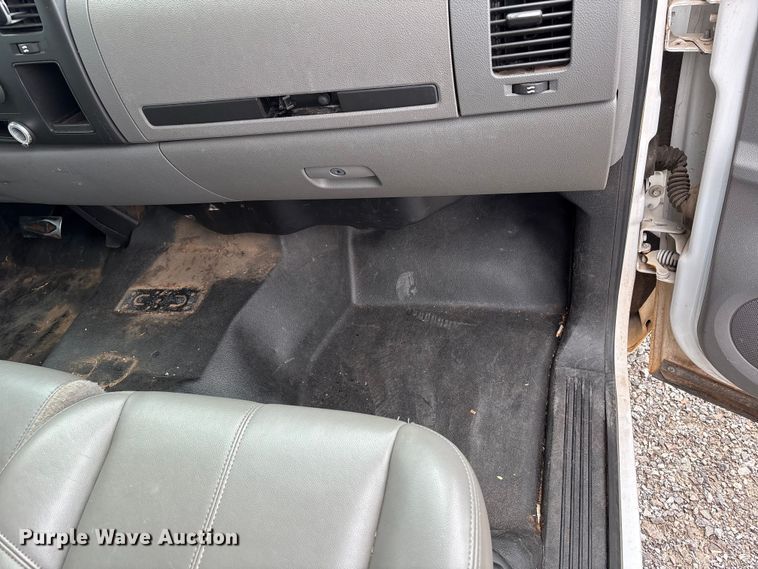 image for item NK9065 2009 Chevrolet Silverado 2500HD Ext. Cab animal control pickup truck