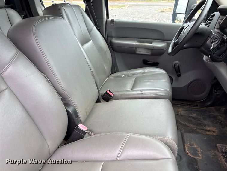 image for item NK9065 2009 Chevrolet Silverado 2500HD Ext. Cab animal control pickup truck