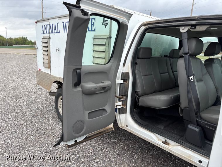image for item NK9065 2009 Chevrolet Silverado 2500HD Ext. Cab animal control pickup truck