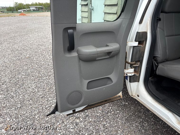 image for item NK9065 2009 Chevrolet Silverado 2500HD Ext. Cab animal control pickup truck