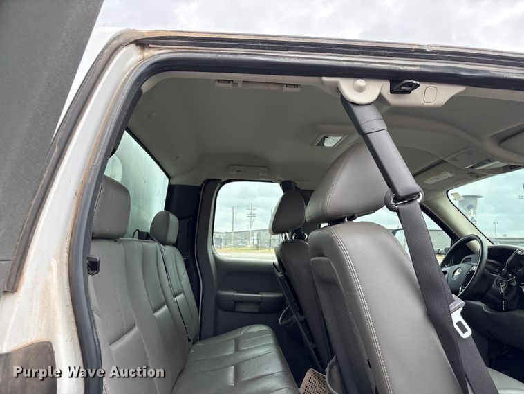 image for item NK9065 2009 Chevrolet Silverado 2500HD Ext. Cab animal control pickup truck