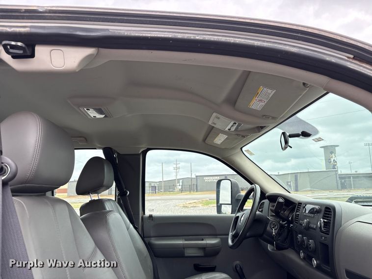 image for item NK9065 2009 Chevrolet Silverado 2500HD Ext. Cab animal control pickup truck