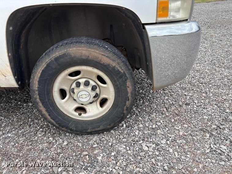 image for item NK9065 2009 Chevrolet Silverado 2500HD Ext. Cab animal control pickup truck