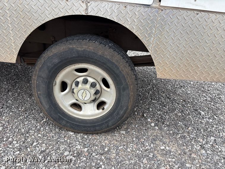 image for item NK9065 2009 Chevrolet Silverado 2500HD Ext. Cab animal control pickup truck