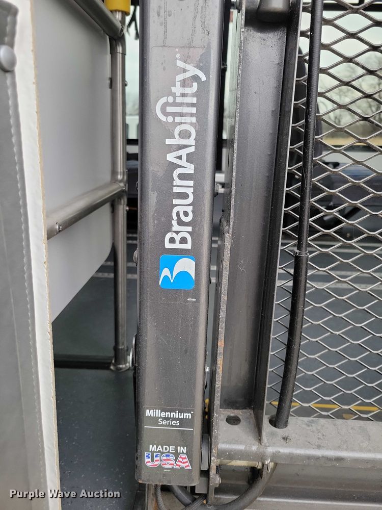 image for item NK9958 2014 Ford  E450 shuttle bus