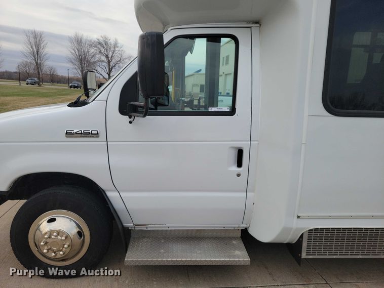 image for item NK9958 2014 Ford  E450 shuttle bus