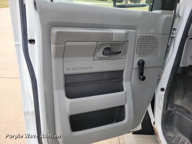 image for item NK9958 2014 Ford  E450 shuttle bus