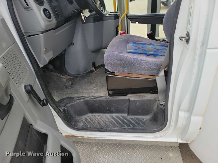 image for item NK9958 2014 Ford  E450 shuttle bus