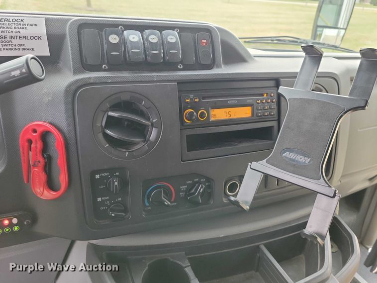 image for item NK9958 2014 Ford  E450 shuttle bus