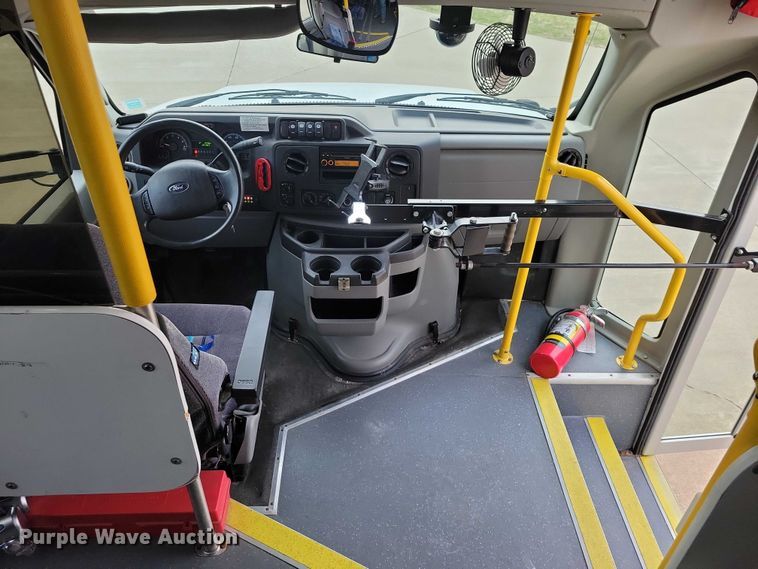 image for item NK9958 2014 Ford  E450 shuttle bus