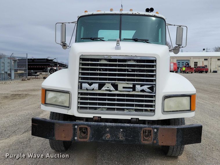 image for item NK9967 2000 Mack CH613 semi truck