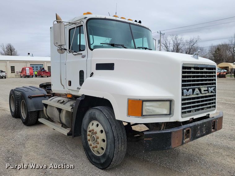 image for item NK9967 2000 Mack CH613 semi truck