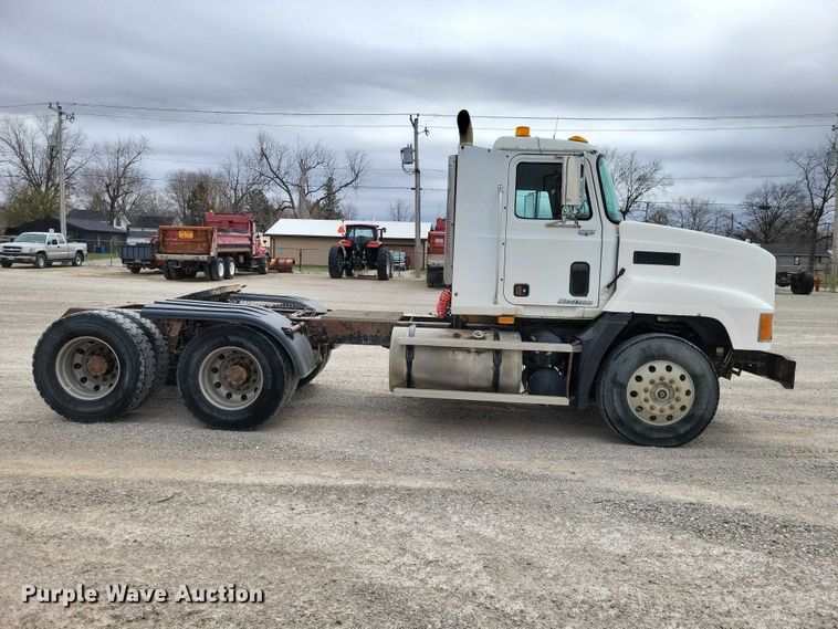 image for item NK9967 2000 Mack CH613 semi truck