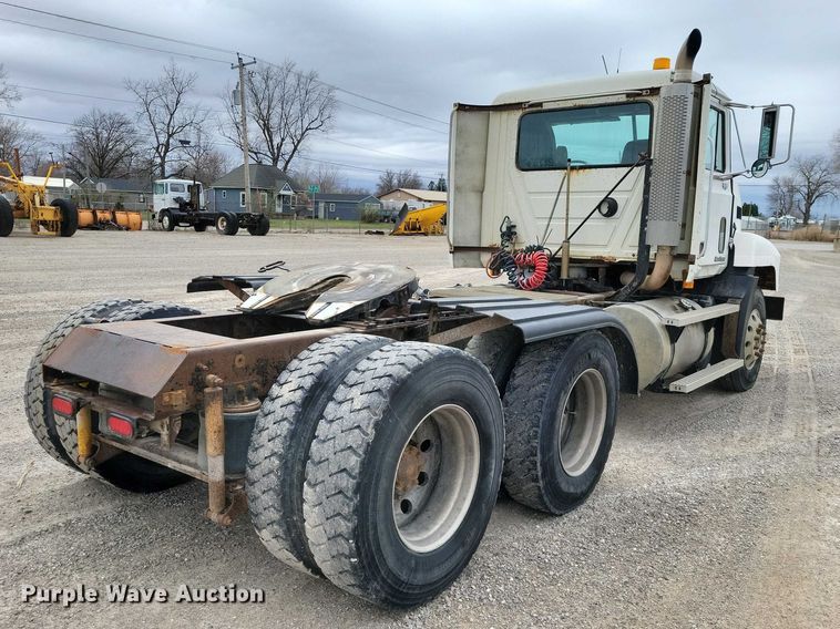 image for item NK9967 2000 Mack CH613 semi truck