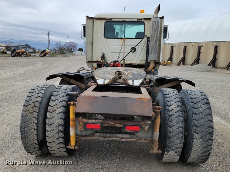 image for item NK9967 2000 Mack CH613 semi truck