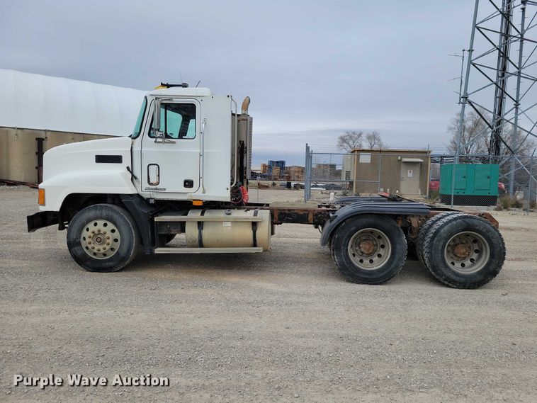 image for item NK9967 2000 Mack CH613 semi truck