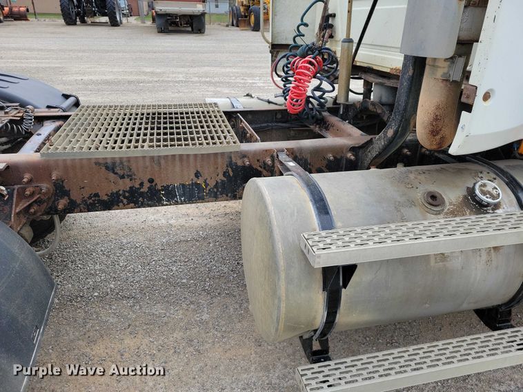 image for item NK9967 2000 Mack CH613 semi truck