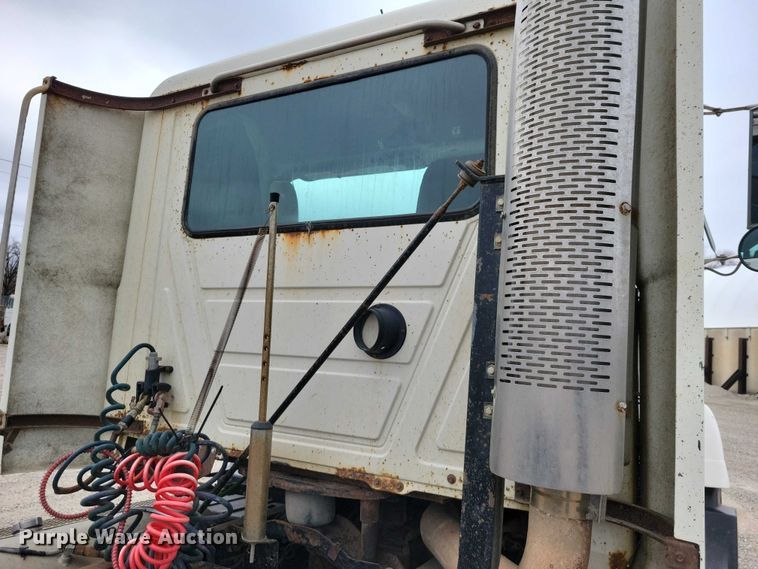 image for item NK9967 2000 Mack CH613 semi truck