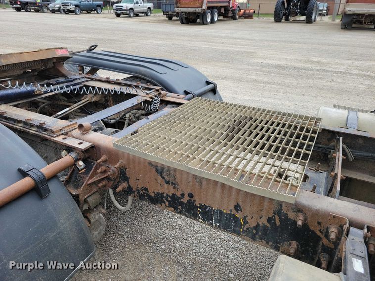 image for item NK9967 2000 Mack CH613 semi truck