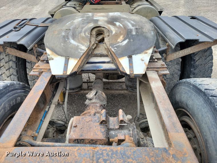 image for item NK9967 2000 Mack CH613 semi truck