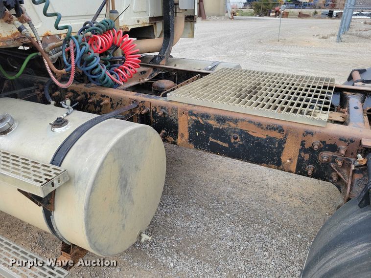 image for item NK9967 2000 Mack CH613 semi truck