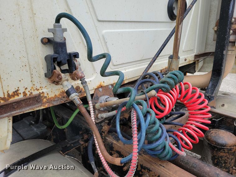 image for item NK9967 2000 Mack CH613 semi truck