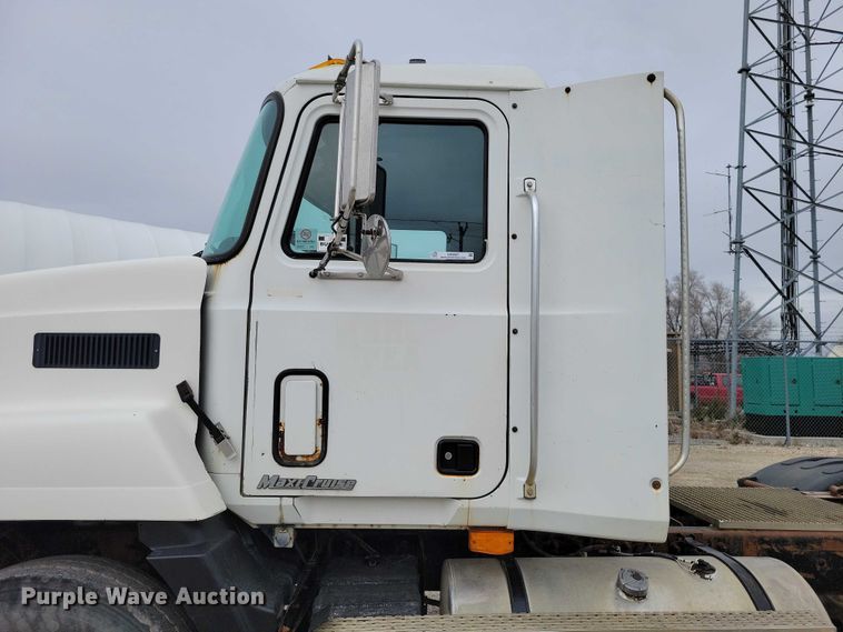 image for item NK9967 2000 Mack CH613 semi truck