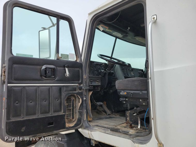 image for item NK9967 2000 Mack CH613 semi truck