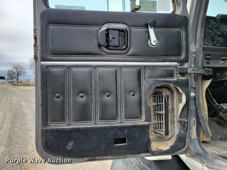 image for item NK9967 2000 Mack CH613 semi truck