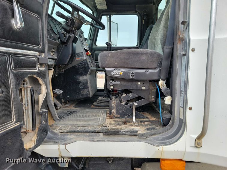 image for item NK9967 2000 Mack CH613 semi truck