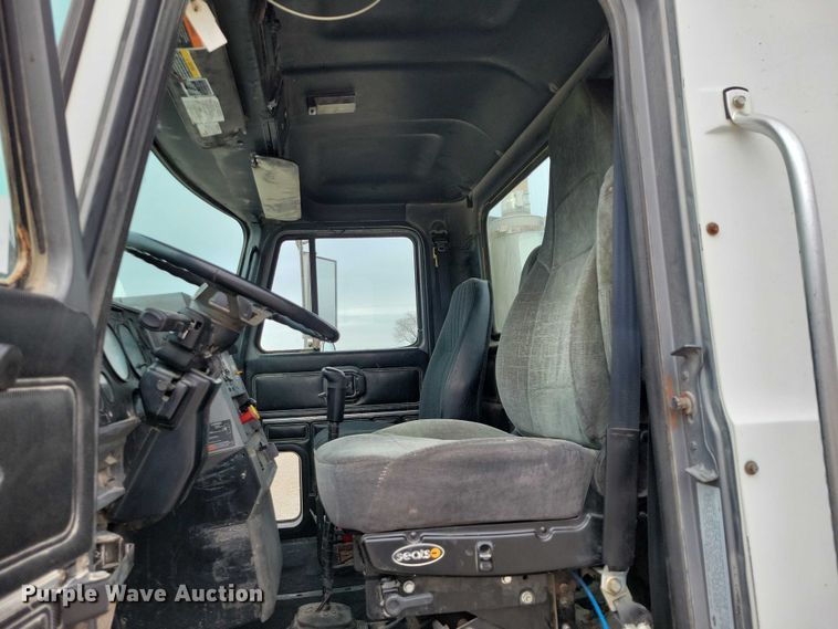 image for item NK9967 2000 Mack CH613 semi truck