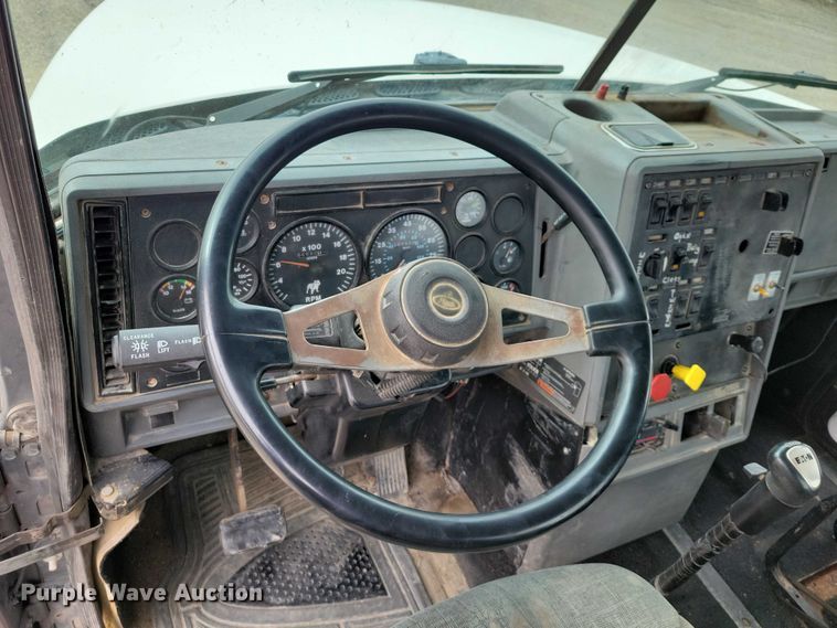 image for item NK9967 2000 Mack CH613 semi truck