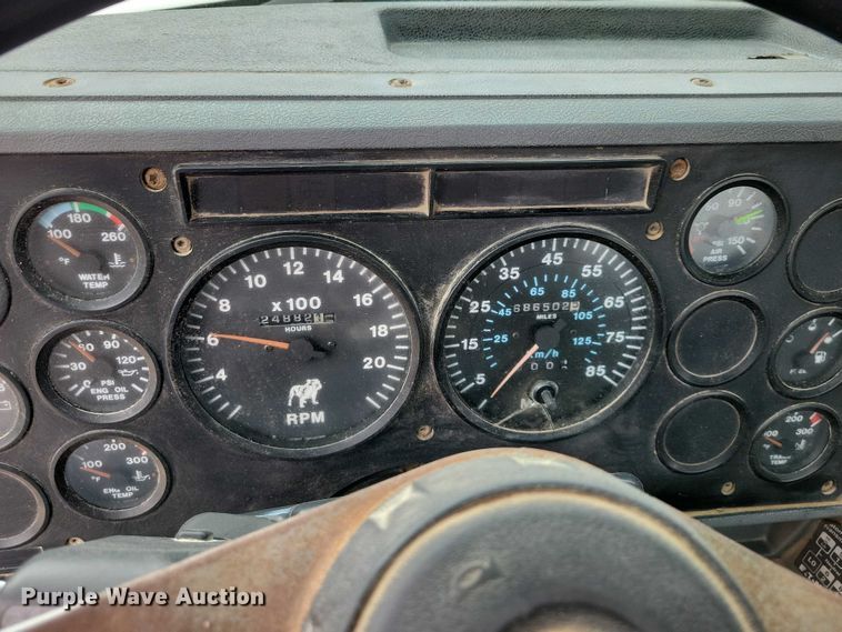 image for item NK9967 2000 Mack CH613 semi truck