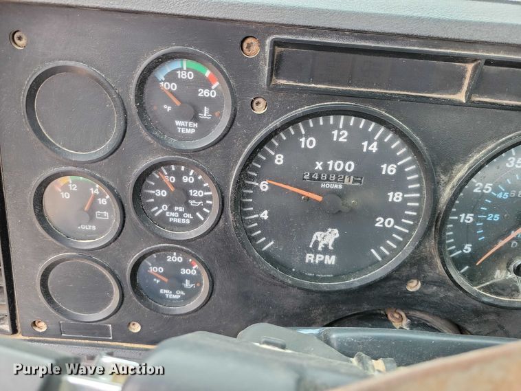 image for item NK9967 2000 Mack CH613 semi truck