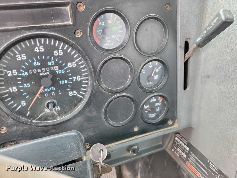 image for item NK9967 2000 Mack CH613 semi truck