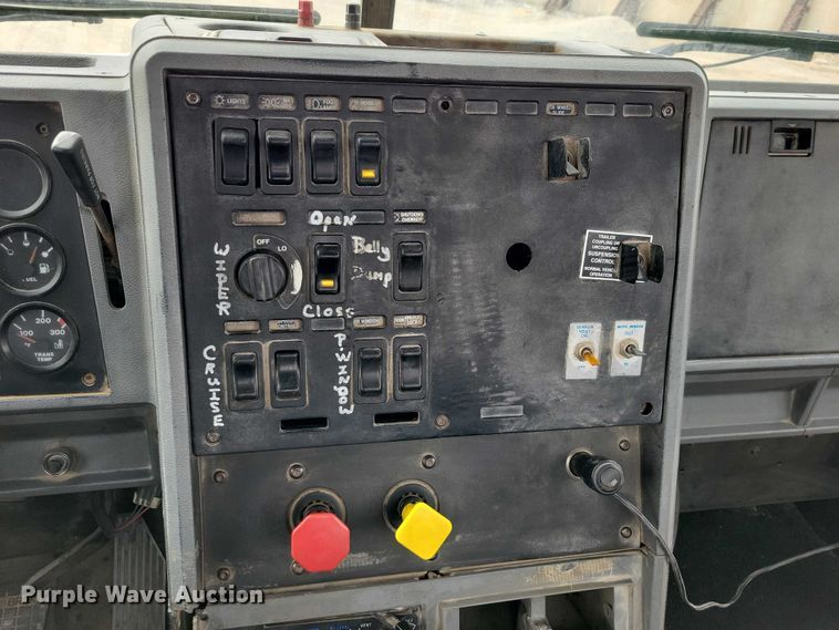 image for item NK9967 2000 Mack CH613 semi truck