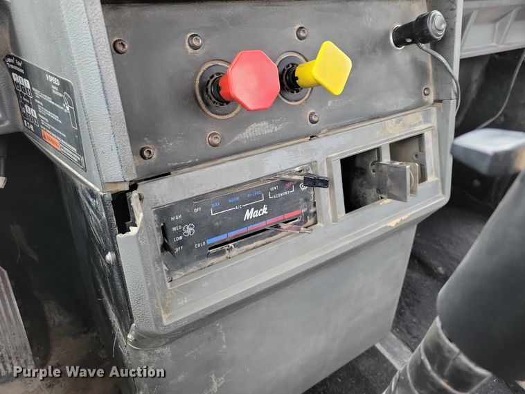 image for item NK9967 2000 Mack CH613 semi truck