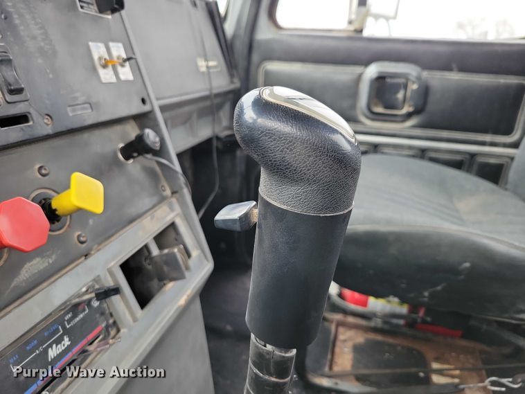 image for item NK9967 2000 Mack CH613 semi truck