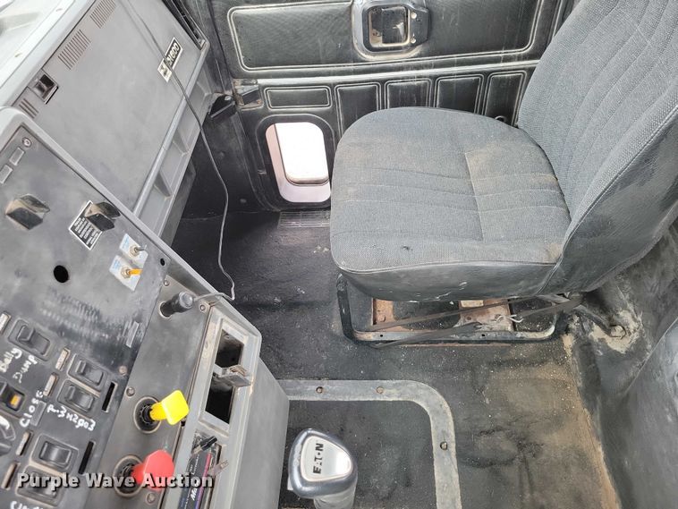 image for item NK9967 2000 Mack CH613 semi truck