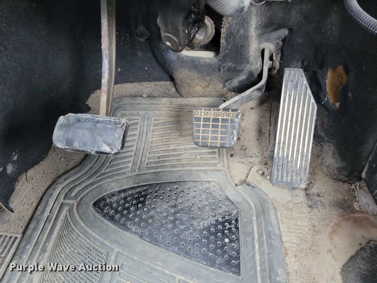 image for item NK9967 2000 Mack CH613 semi truck