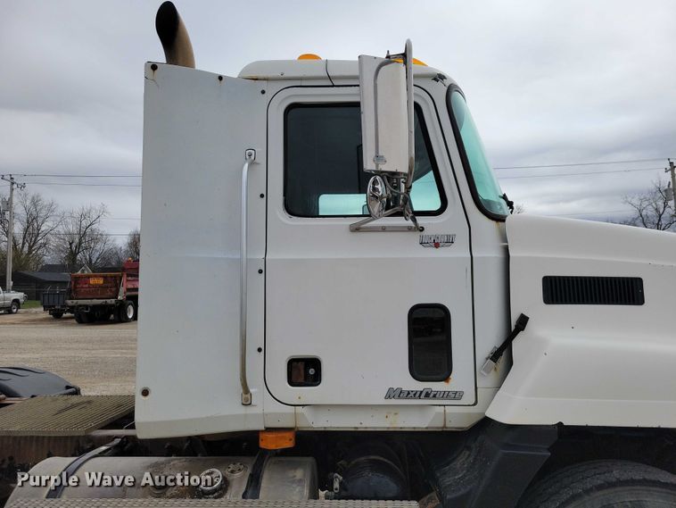 image for item NK9967 2000 Mack CH613 semi truck