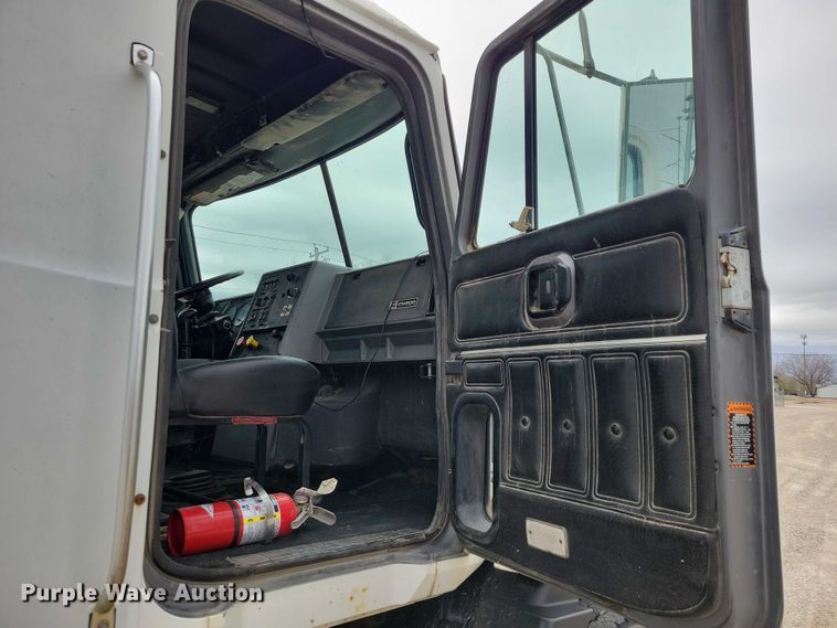 image for item NK9967 2000 Mack CH613 semi truck