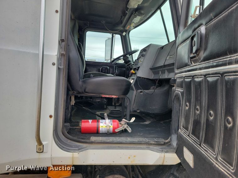 image for item NK9967 2000 Mack CH613 semi truck