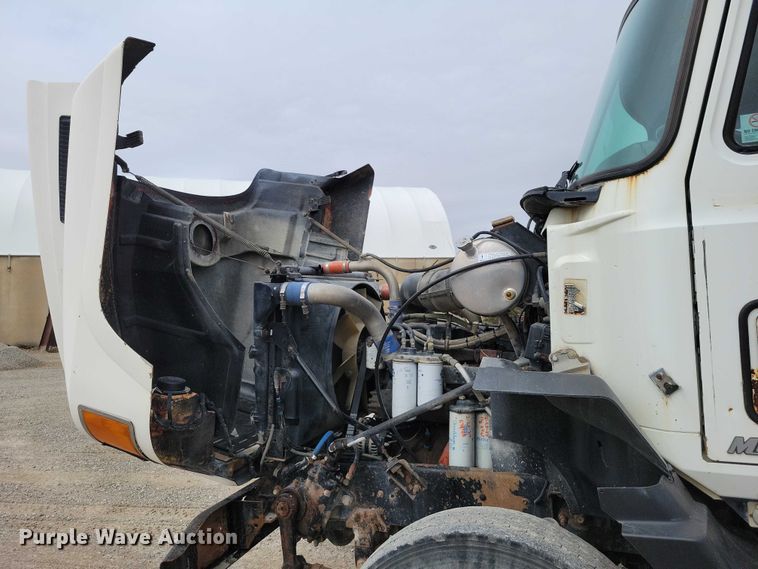 image for item NK9967 2000 Mack CH613 semi truck