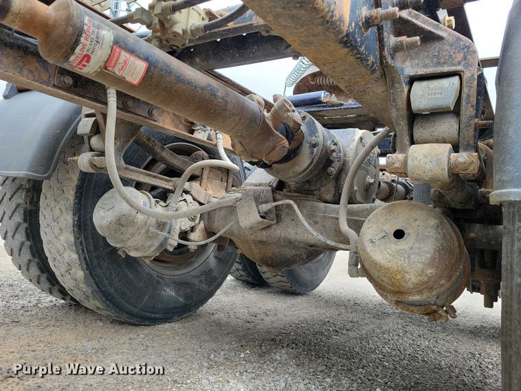 image for item NK9967 2000 Mack CH613 semi truck