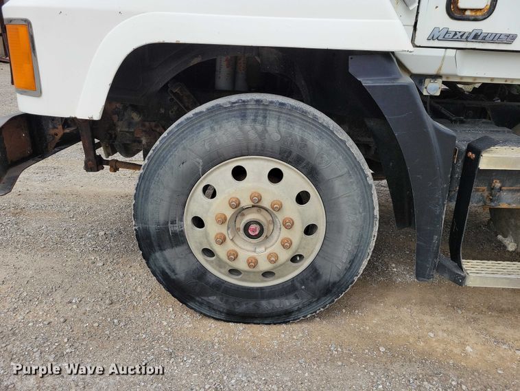 image for item NK9967 2000 Mack CH613 semi truck