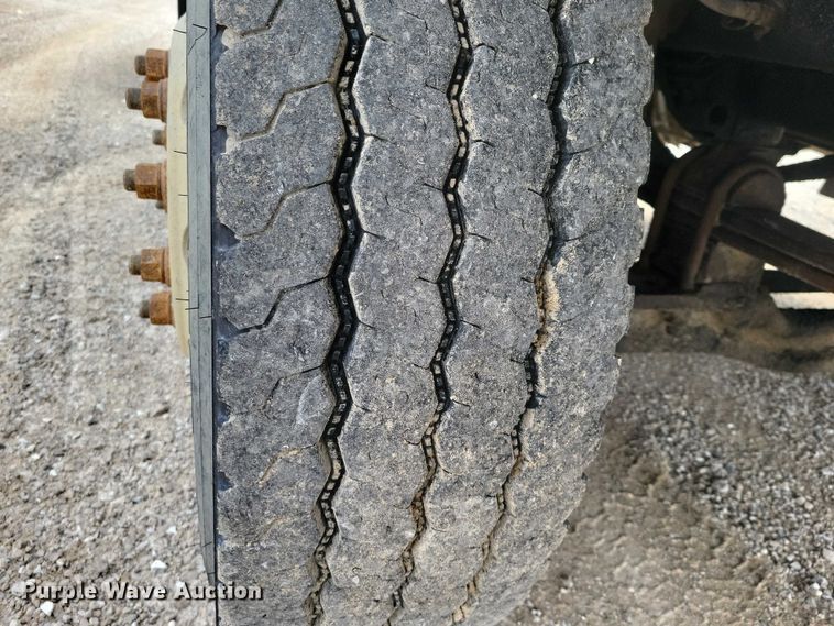 image for item NK9967 2000 Mack CH613 semi truck