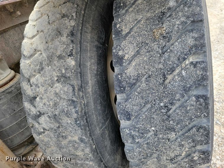 image for item NK9967 2000 Mack CH613 semi truck