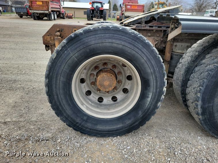 image for item NK9967 2000 Mack CH613 semi truck