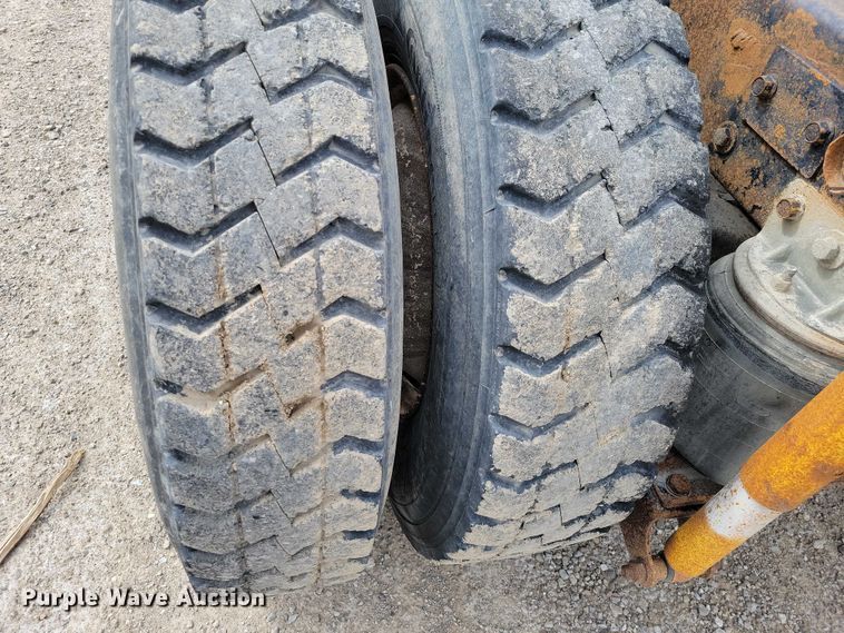 image for item NK9967 2000 Mack CH613 semi truck